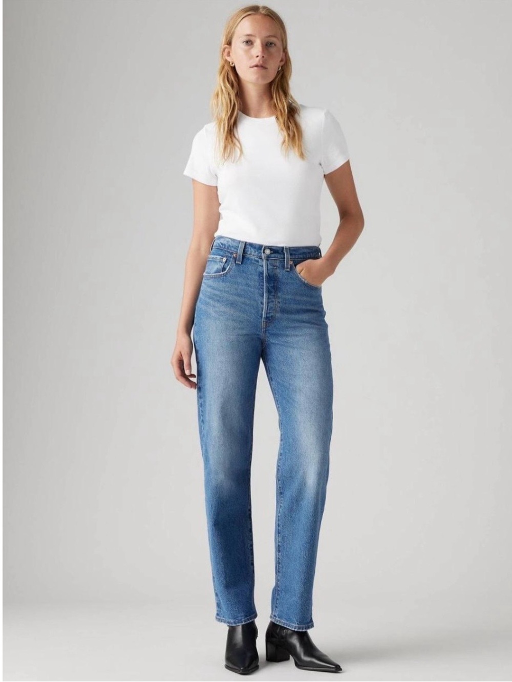Levi’s Ribcage Straight Ankle in Medium Blue, excellent condition. Size 25.